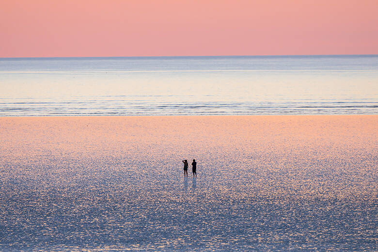 Sonnenuntergang in Broome in Australien am Meer
