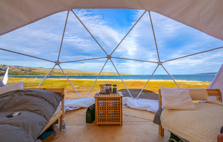 Glamping-Unterkunft mit Blick auf eine Landschaft
