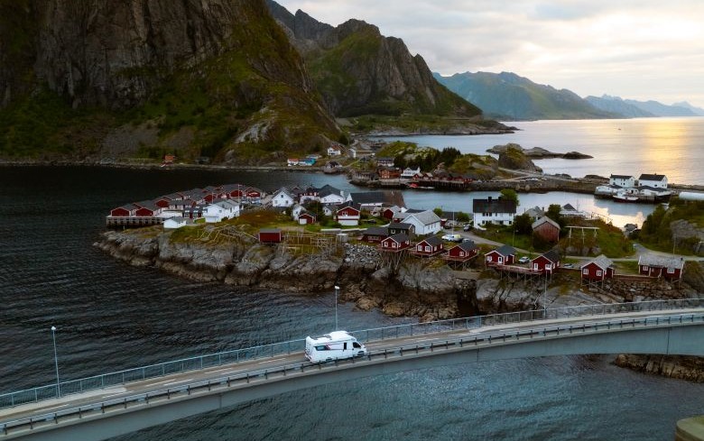 Wohnmobil fährst über eine Brücke in Norwegen