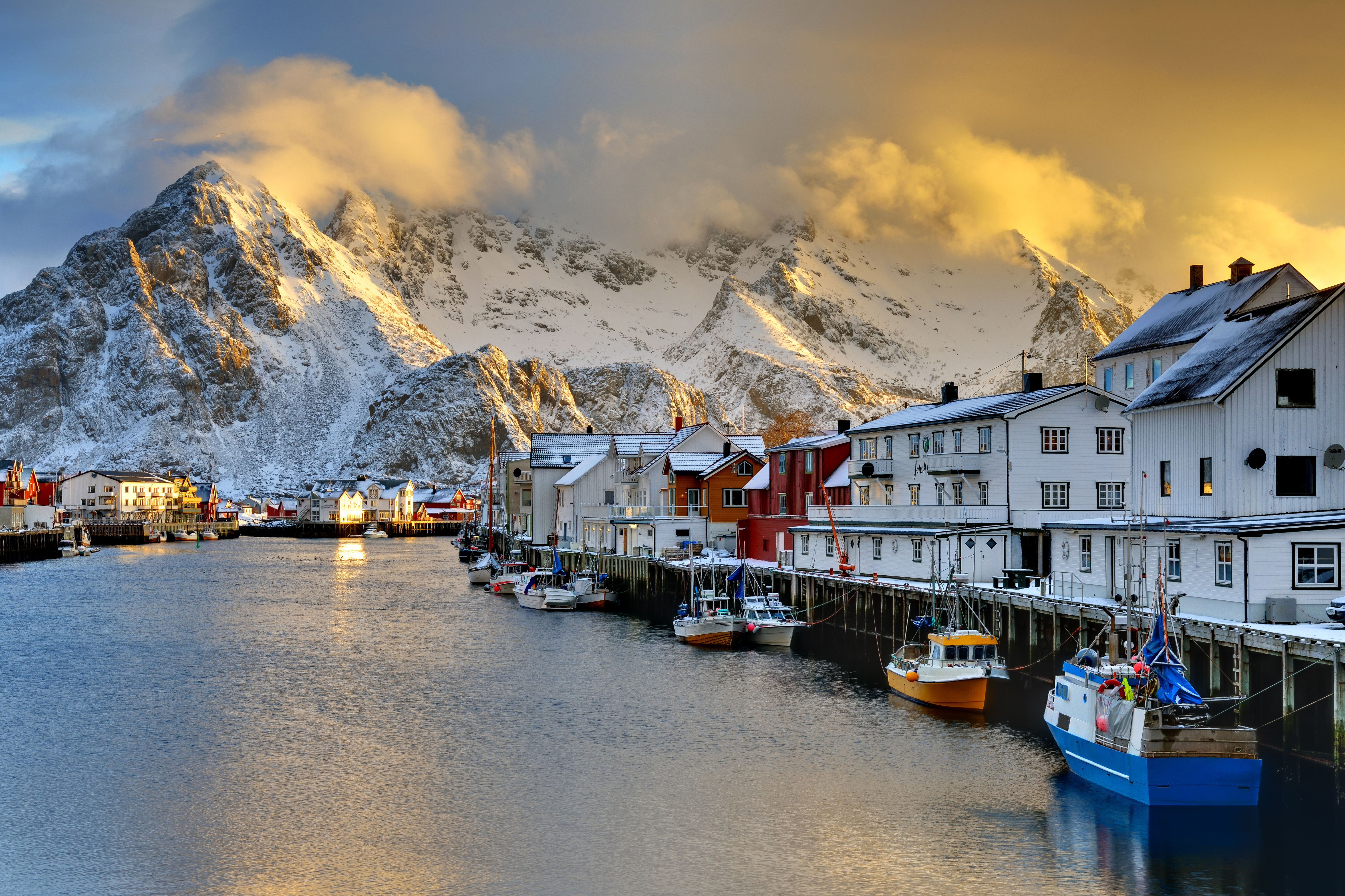 Henningsvær auf den Lofoten im Winter