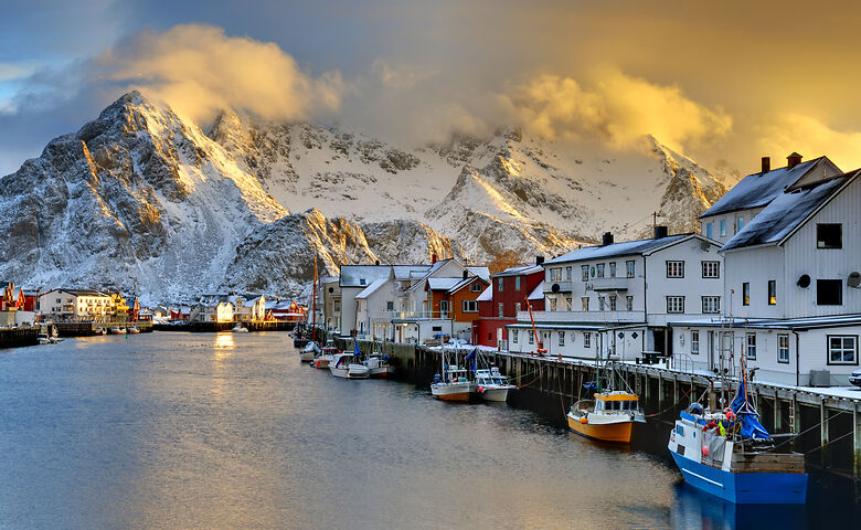 Henningsvær auf den Lofoten im Winter