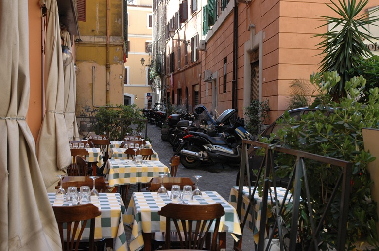 Gasse mit gedeckten Tischen in Rom