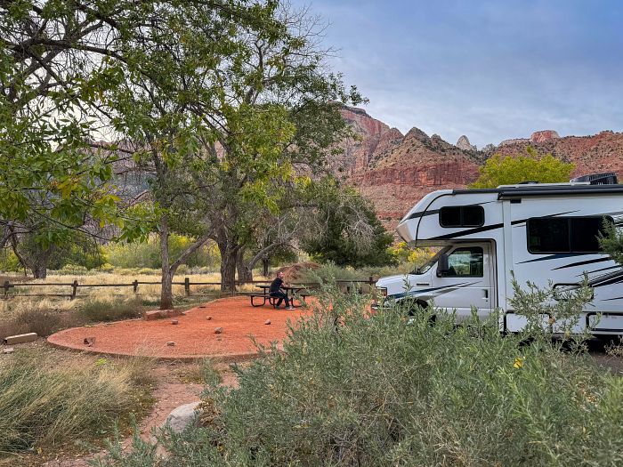 Road Bear Wohnmobil auf einem Campingplatz im Westen der USA