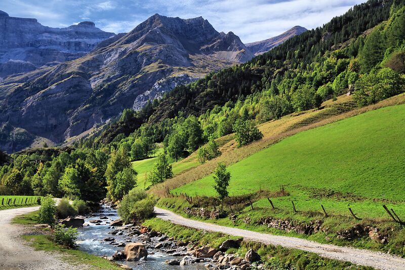 Francuskie Pireneje: Dolina górska Cirque de Gavarnie w Parku Narodowym Pirenejów