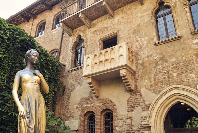 Statua di bronzo di Giulietta e balcone presso la Casa di Giulietta, Verona, Italia