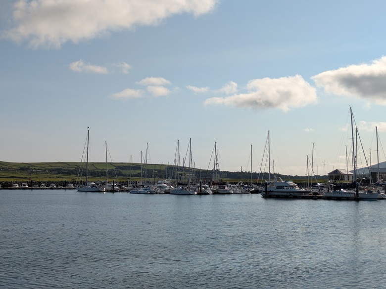 Boote am Hafen von Dingle Town in Irland