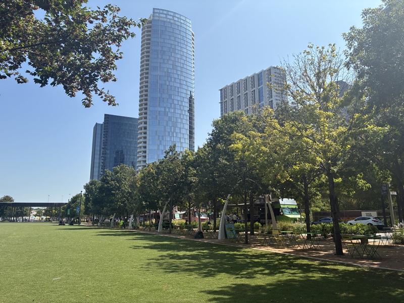 Klyde Warren Park in Dallas mit Blick auf Hochhäuser