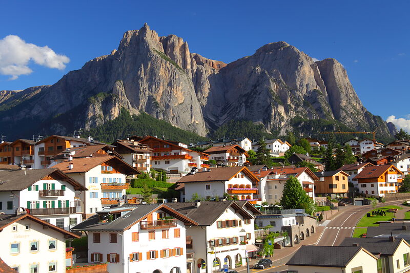 Häuser vor Bergen in Kastelruth in Südtirol