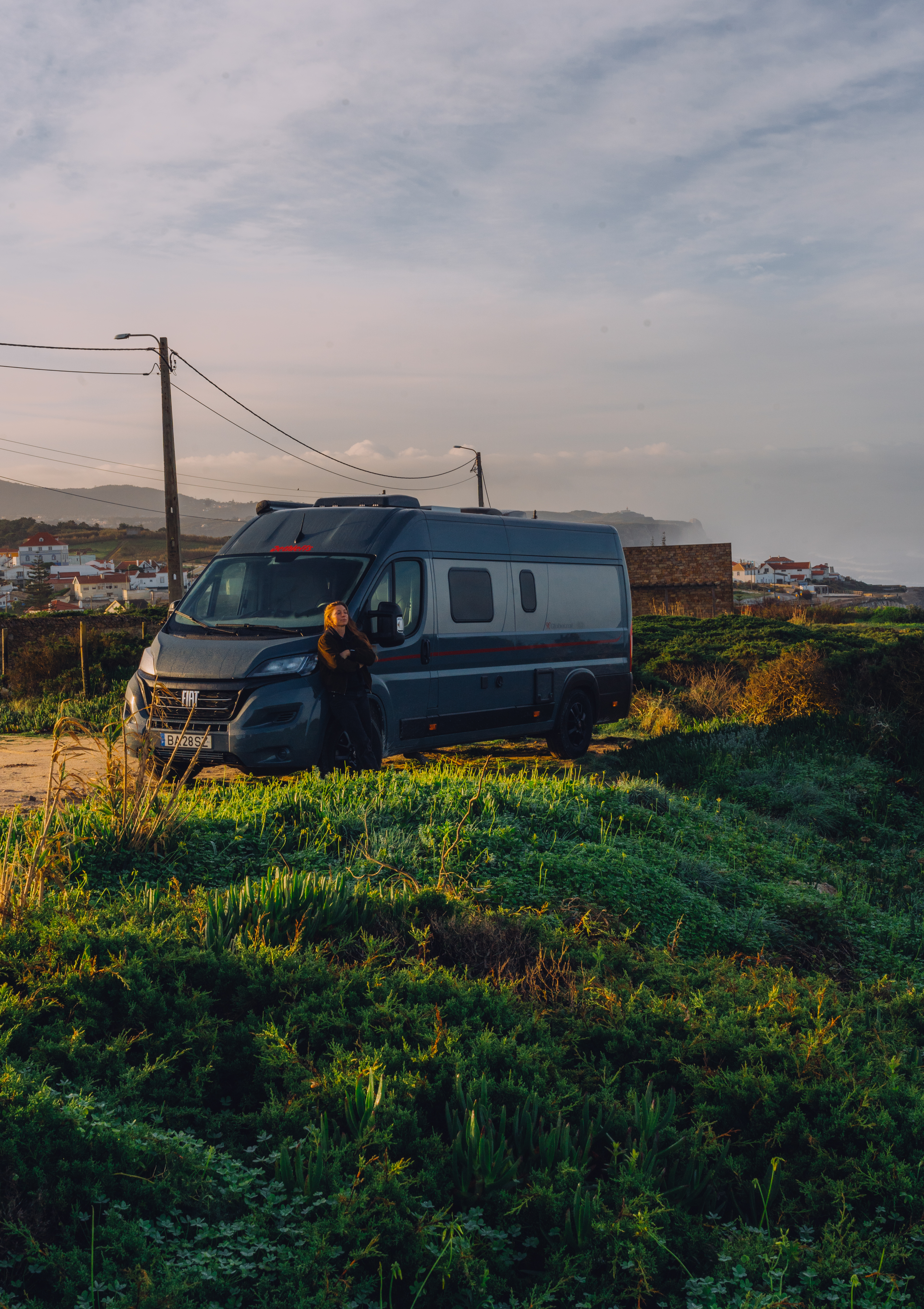 Frau auf einem Stellplatz an der Algarve