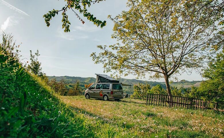 Camper mitten in der Natur in Italien