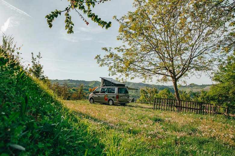 Camper mitten in der Natur in Italien
