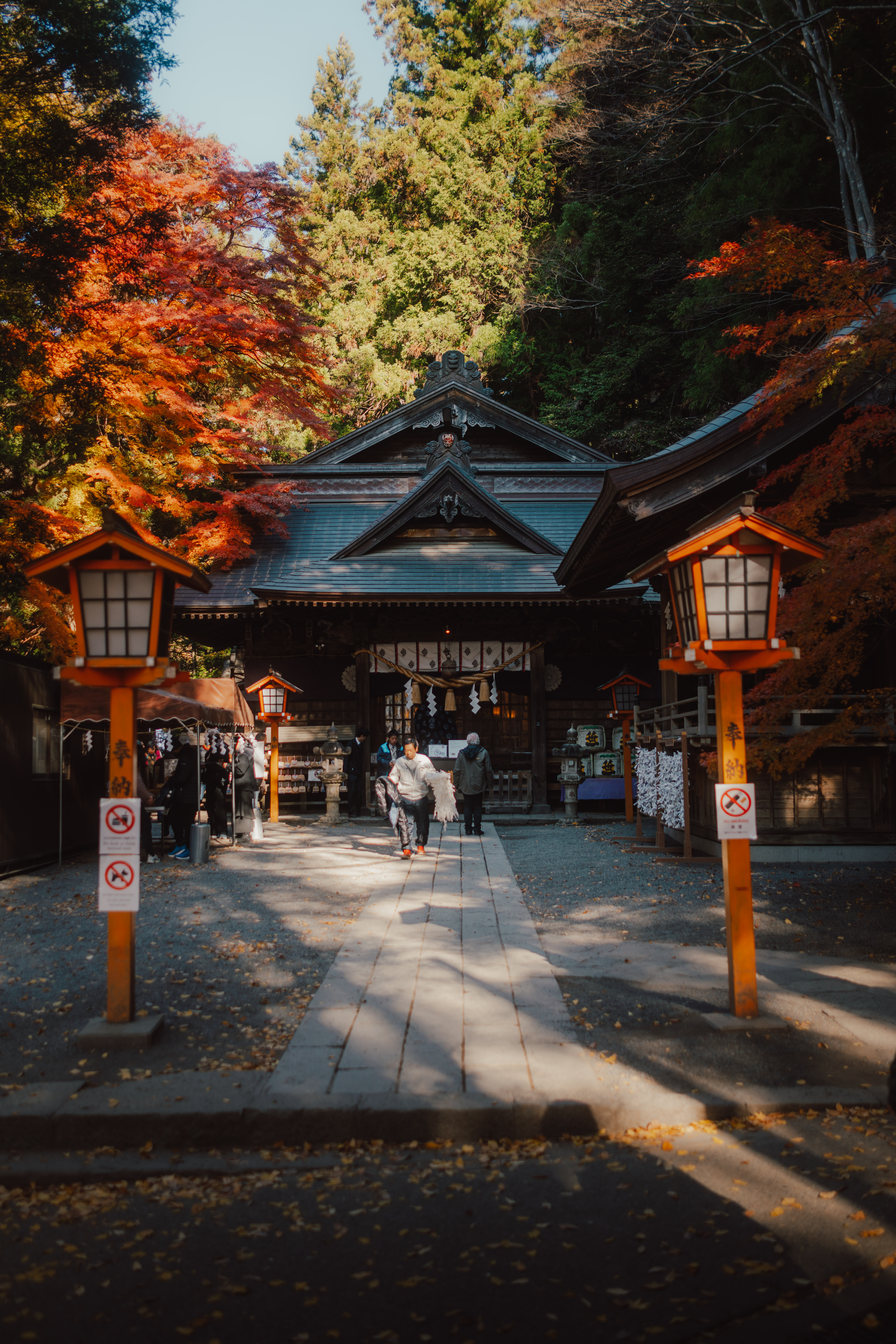 Schrein in Japan im Herbst