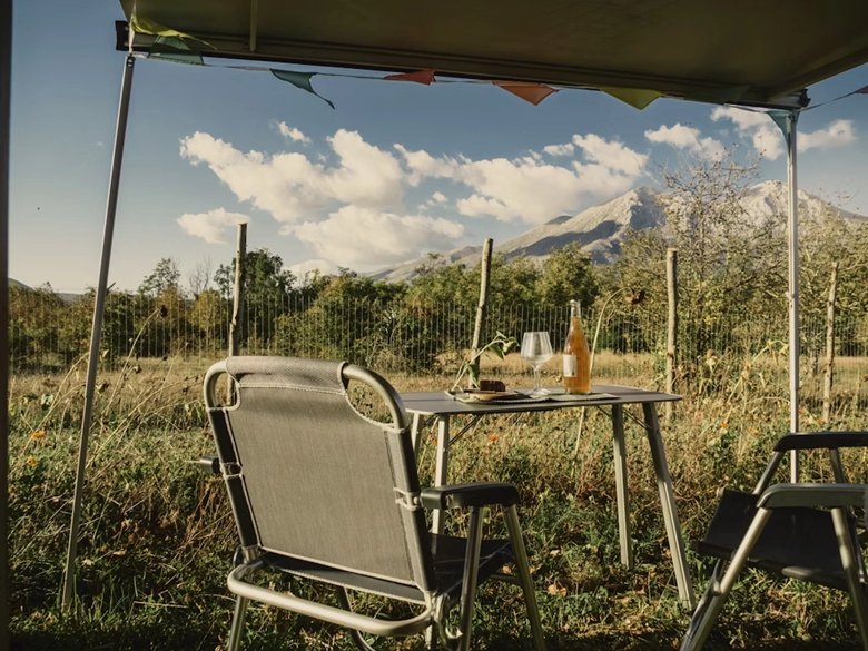 Naturcamping in Italien mit Blick auf die schneebedeckten Berge