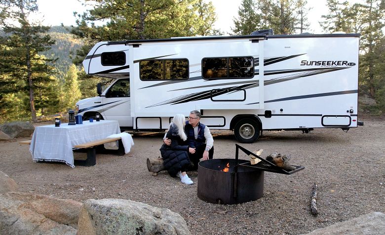 Älteres Pärchen vor einem Wohnmobil von Road Bear der Klasse C25-28