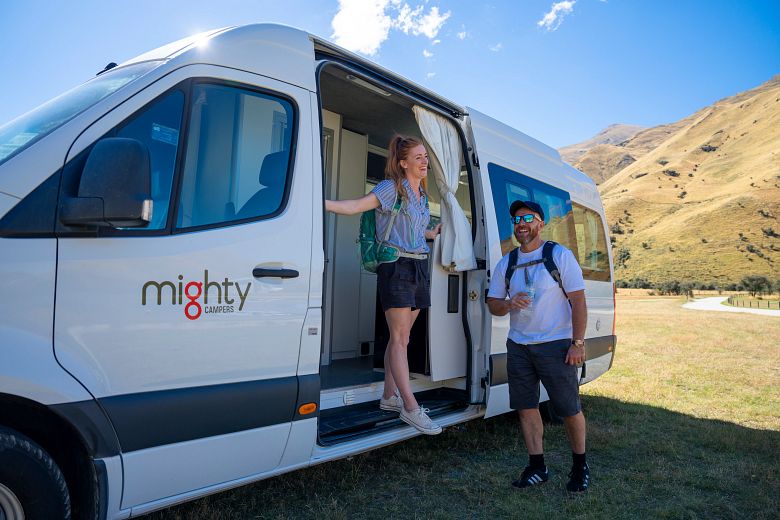 Paar und Mighty Camper in den neuseeländischen Alpen