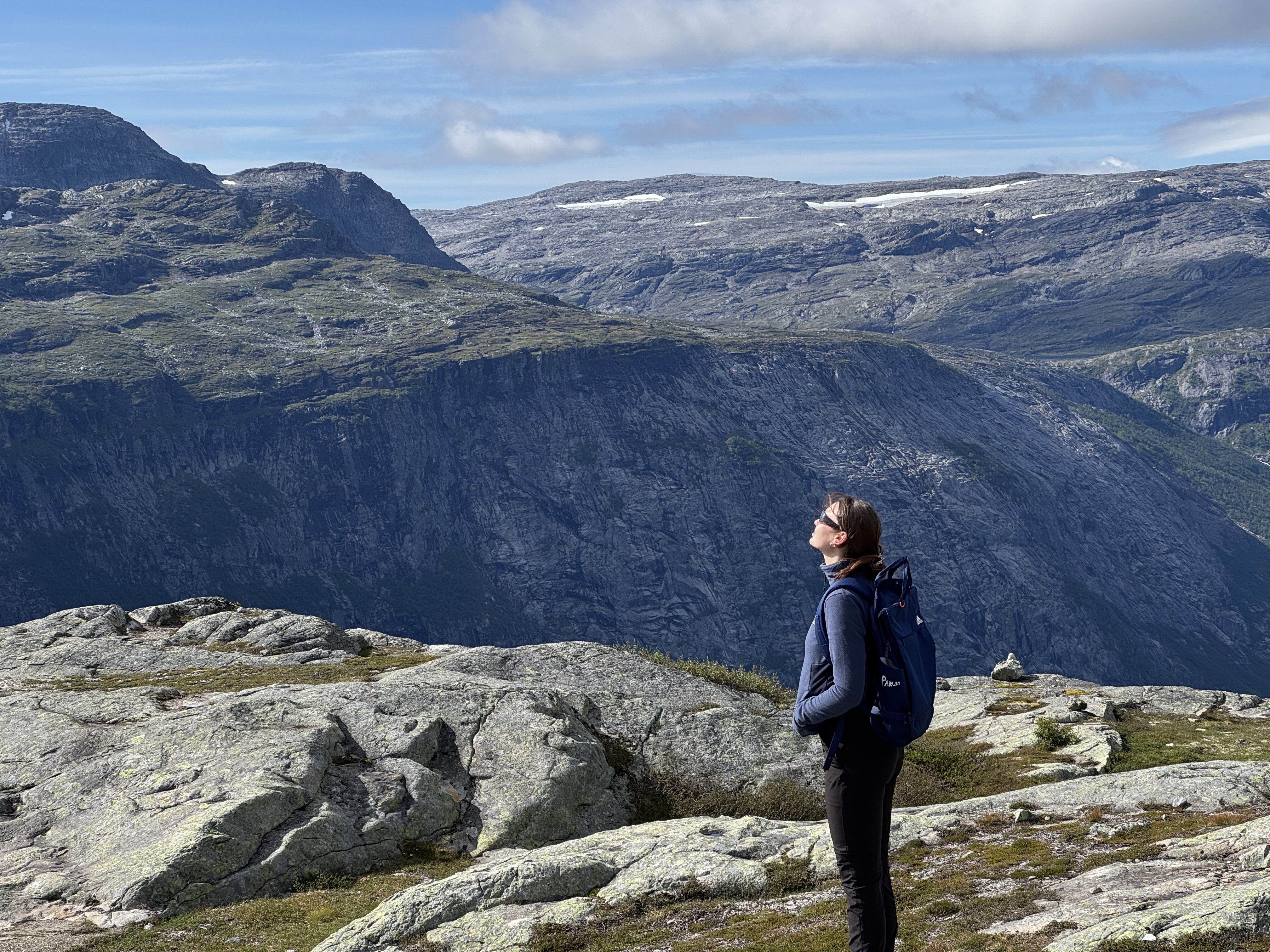 Frau genießt Sonne in Norwegen beim Wandern