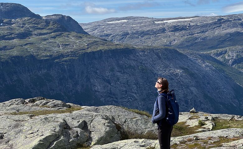 Frau genießt Sonne in Norwegen beim Wandern