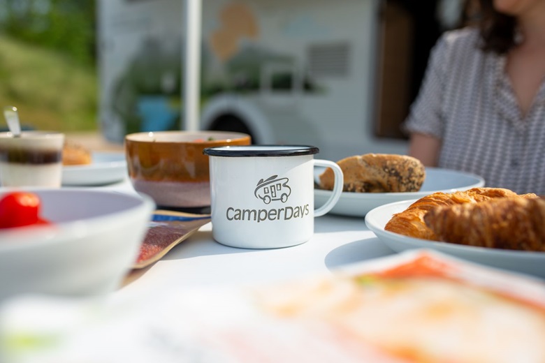 Emaille-Tasse auf dem Campingplatz am Frühstückstisch