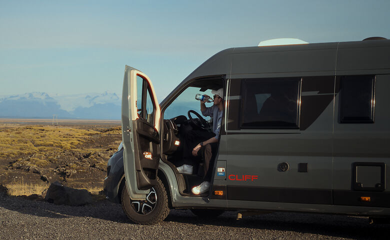 Man in een camperbusje in IJsland
