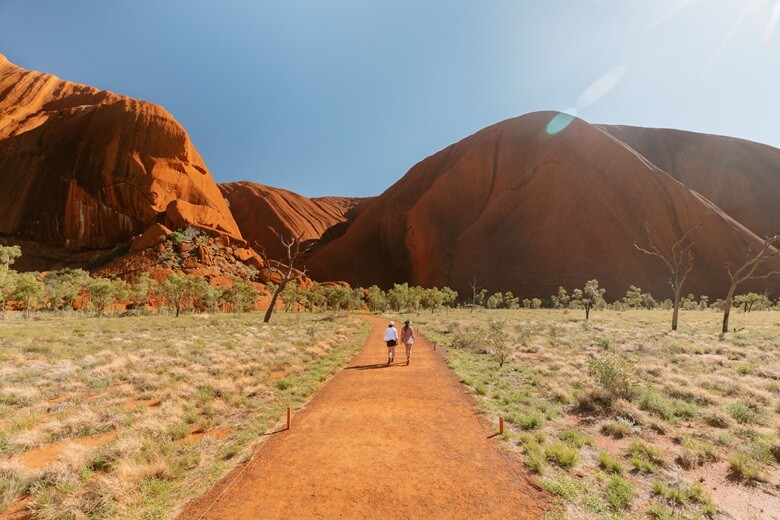Paar wandert durch den Uluṟu-Kata Tjuta National Park in Australien