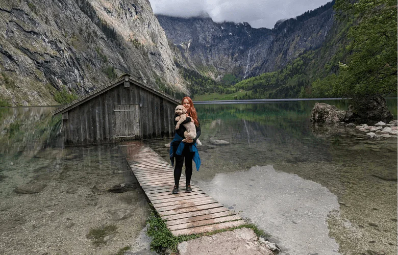 Frau mit ihrem Hund am Königssee in Bayern