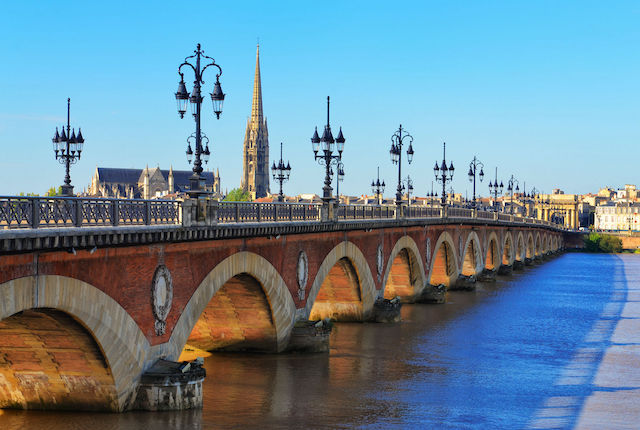 Pont de Bordeaux avec la cathédrale St Michel