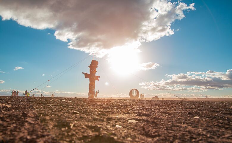 Avondstemming op het AfrikaBurn-festival in de woestijn van Zuid-Afrika