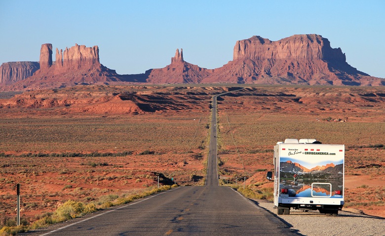 Cruise America Wohnmobil vor Monument Valley in den USA