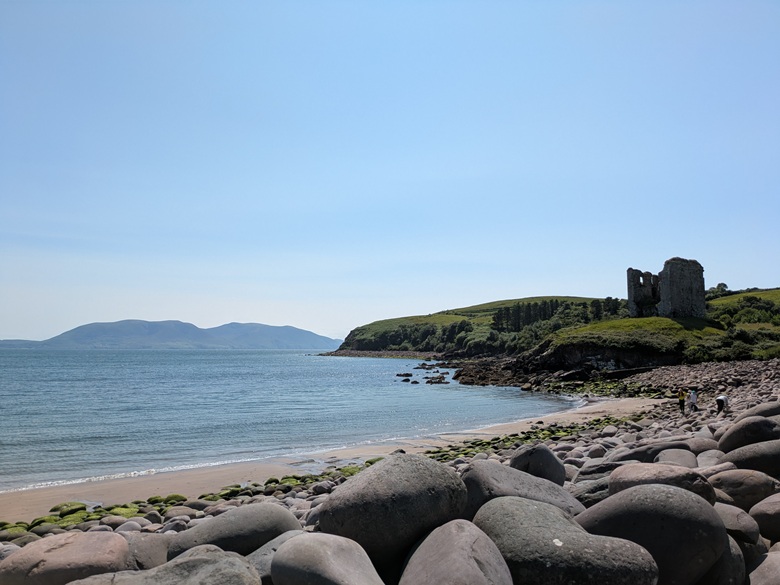 Burgruine an einem Strand in Irland