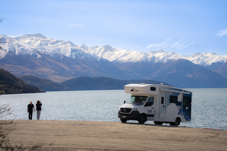Wohnmobil an einem See in Neuseeland 