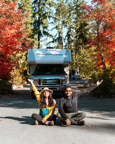 Paar vor einem Wohnnmobil in Kanada zum Indian Summer