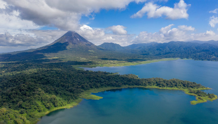 Vue panoramique du magnifique lac Arenal, au Costa Rica.