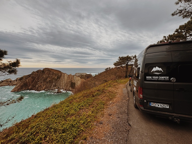 Camper in Spanien auf einer Küstenstraße