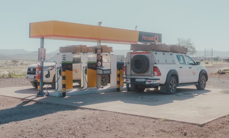 Camper parkt an einer Tankstelle in Namibia