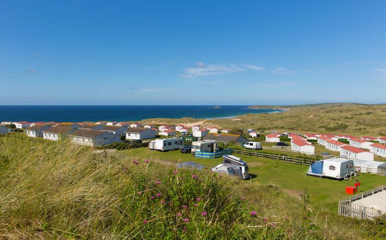 Wohnmobile auf einem Campingplatz in England am Meer 