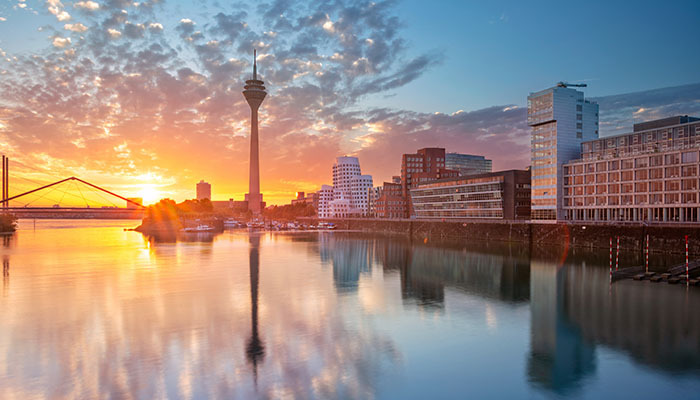 Vista del horizonte de Düsseldorf al atardecer