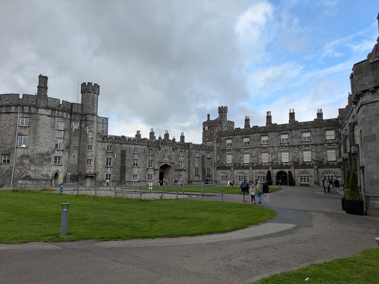 Das Schloss in Kilkenny an einem bewölkten Tag