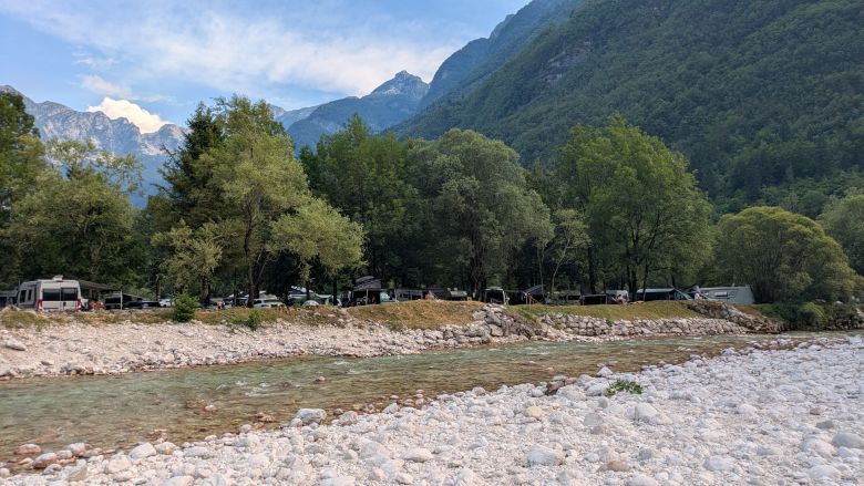 Kamperen met een camper direct aan de Soča in Slovenië