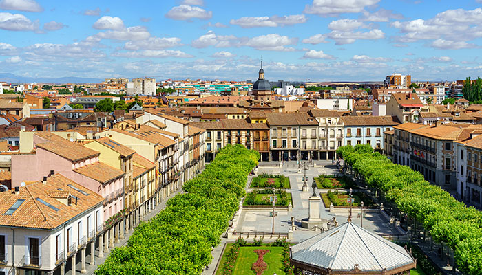 Plaza central de Alcalá de Henares, cuna de Cervantes.