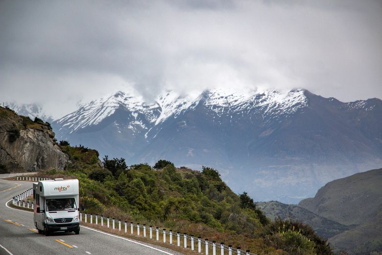 Mighty-Wohnmobil auf einer Straße in den Bergen