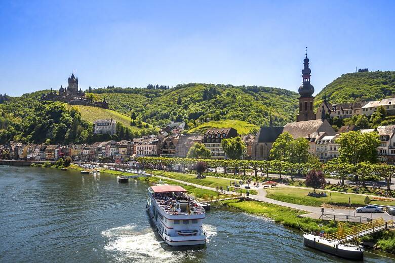 Moselufer in Cochem mit Schiffen und Kirchen