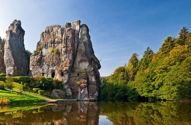 Die Externsteine im Teutoburger Wald bei Horn-Bad Meinberg in Lippe.