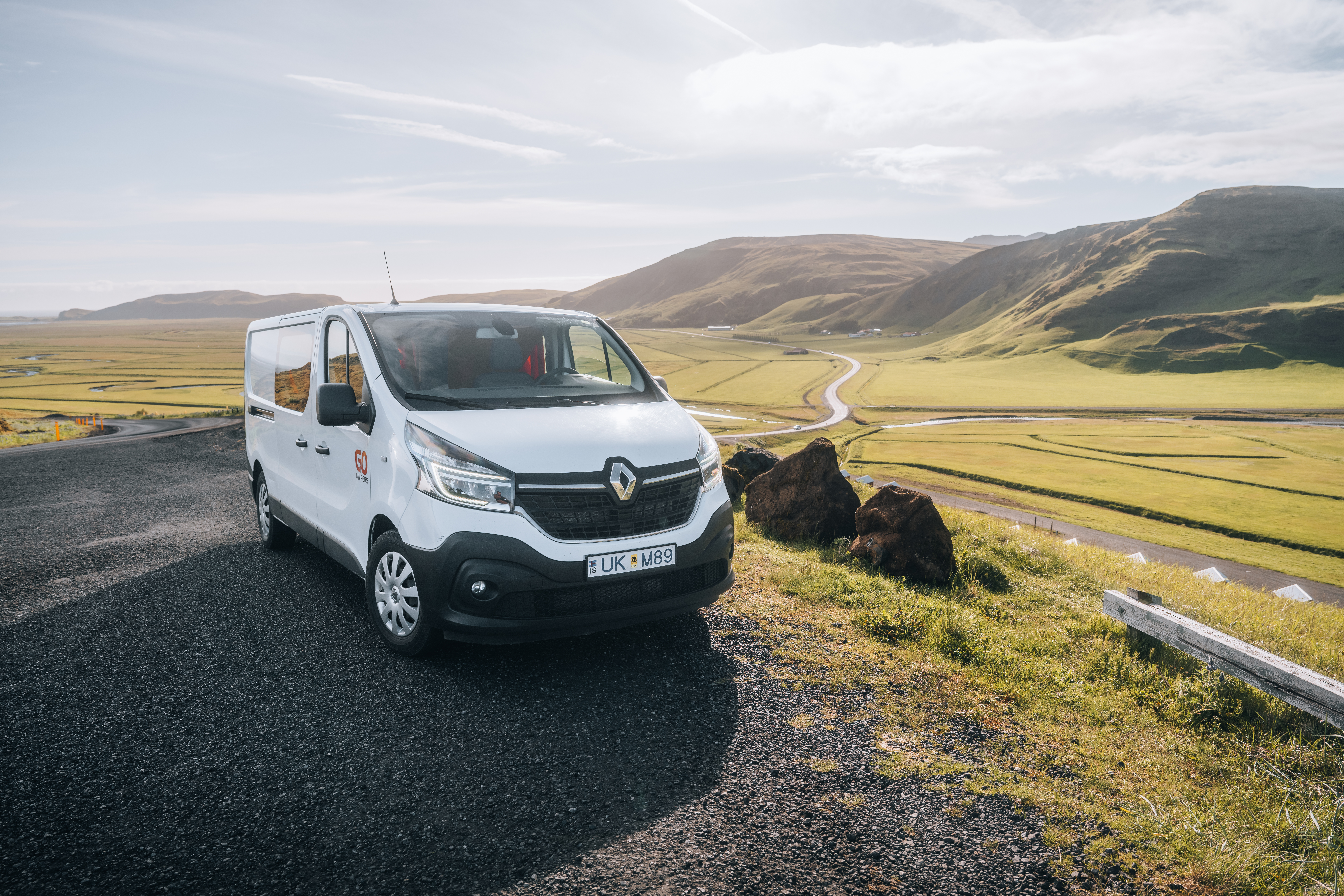  Camper in Island an einem sonnigen Tag