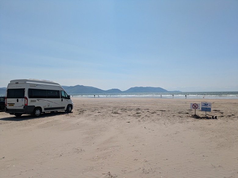 Kleiner Camper steht in Irland am Meer