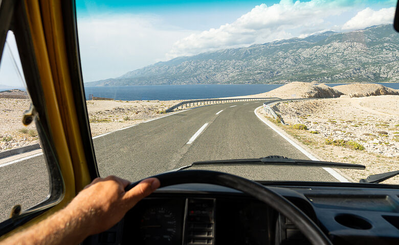  Blick aus dem Camper auf Küstenstraße in Kroatien 
