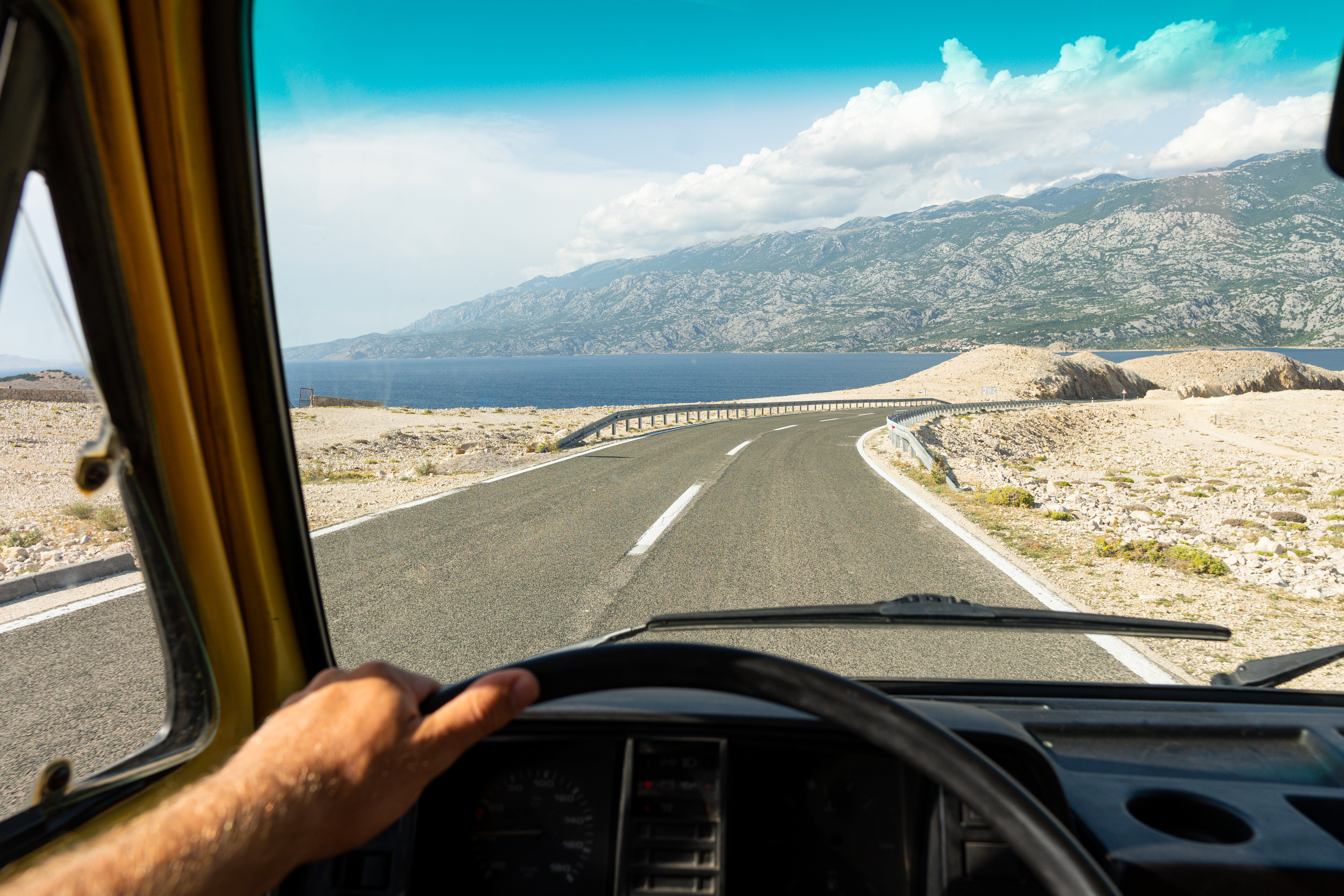 Blick aus dem Camper auf Küstenstraße in Kroatien
