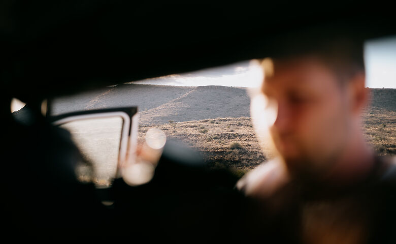 Mann verschwommen vor Landschaft in Namibia
