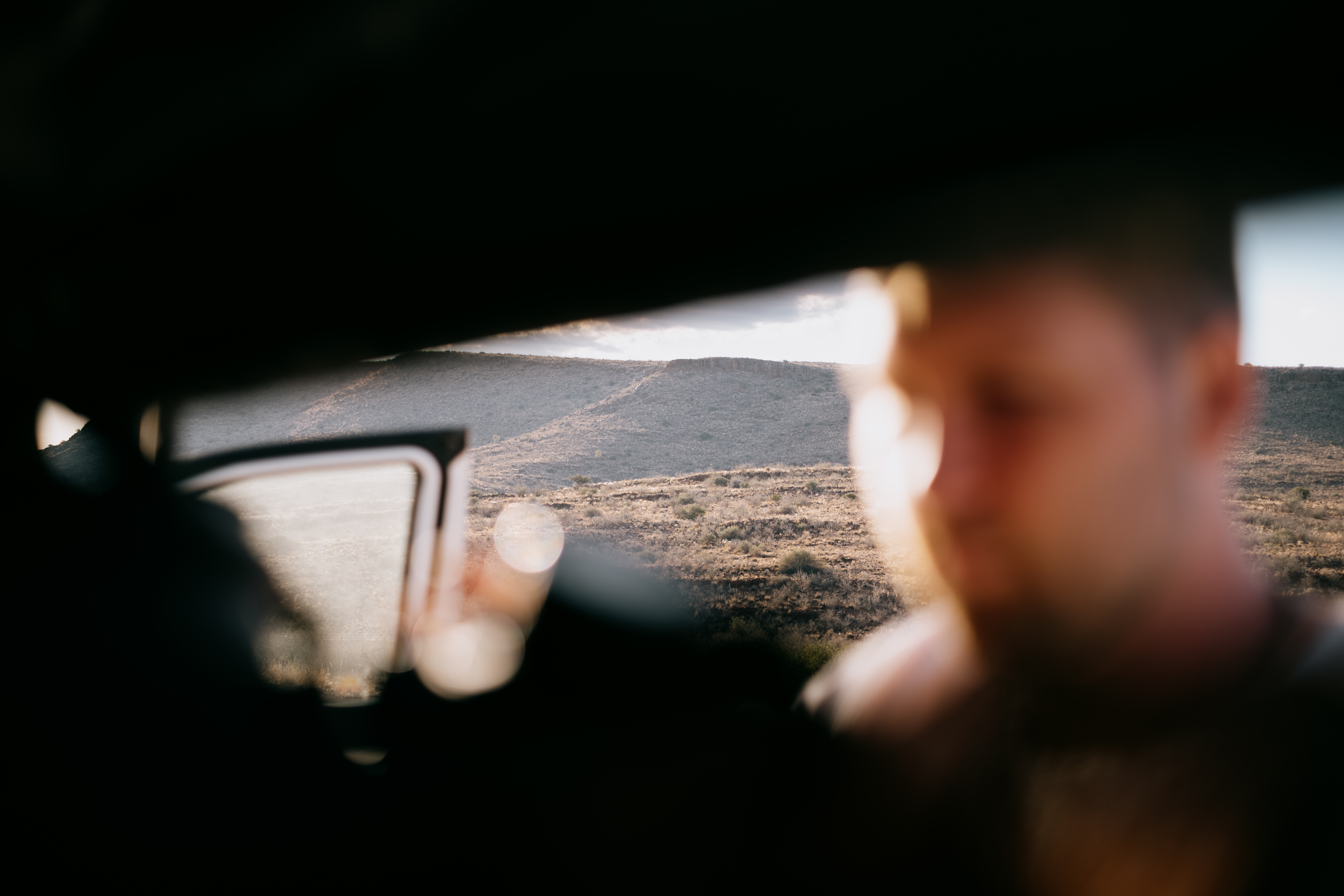 Mann verschwommen vor Landschaft in Namibia
