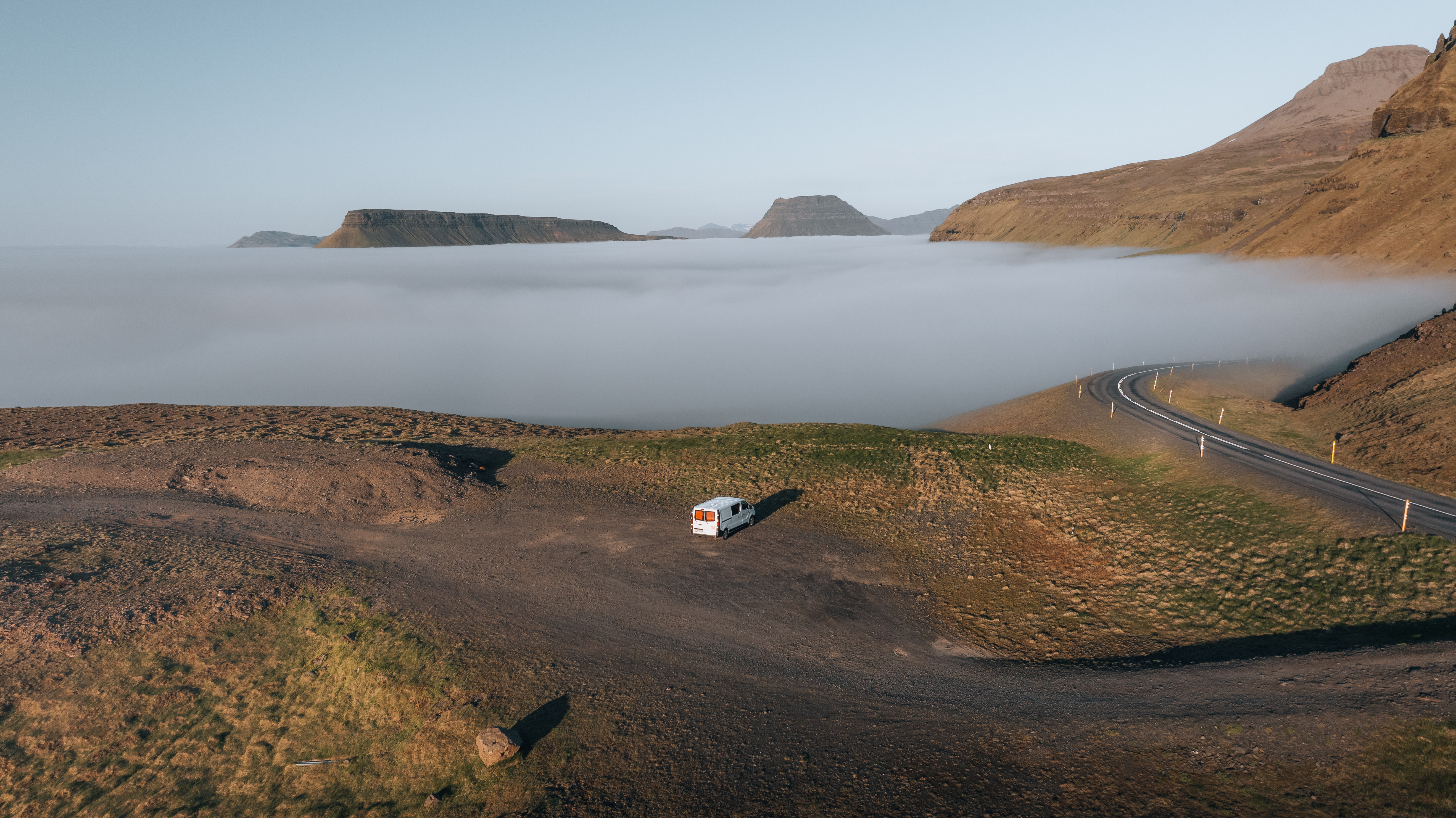 Camper in Island zwischen Bergen und Meer