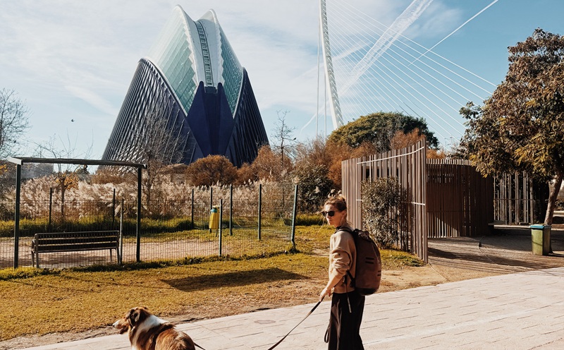 Frau mit Hund in der Stadt Valencia in Spanien
